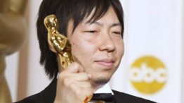 Kunio Kato sosteniendo el Oscar